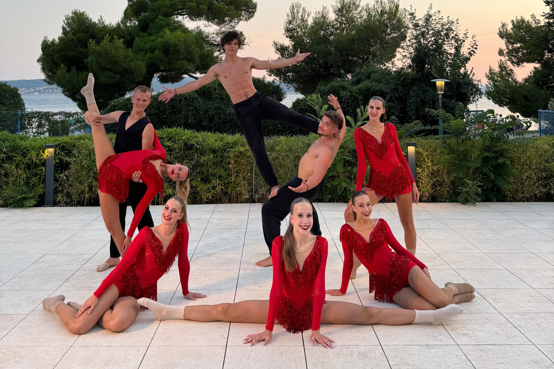 Esibizione finale del gruppo di danza Dance Queen al Boutique Hotel Esplanade